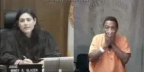 انهار بكاءً بعد علمه.. المتهم والقاضية أصدقاء طفولة