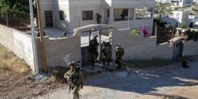 الاحتلال يخطر بوقف العمل بمنزلين بقرية بيت الروش الفوقا