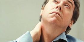 ''طقطقة الرقبة'' قد تسبب "الجلطة الدماغية" وتؤدي إلى الشلل