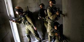 الاحتلال يقتحم منزلا في الشيوخ ويسرق 20 ألف شيقل