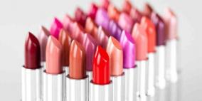 أحمر الشفاه.. أداة الجمال تتحول إلى خطر يهدد الصحة