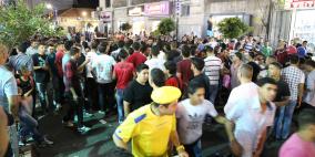 يوسف عرفات يتجول في شوارع رام الله ويلتقط الصور مع محبيه