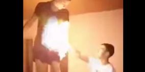 بالفيديو: فتى صربي يجتاز تحدي "دلو الثلج" بإشعال النار في جسده