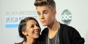 جاستن بيبر ينتظر محاكمته.. وأمه تترقب في حيرة