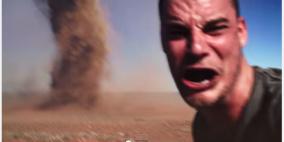 بالفيديو: شاب يقترب من زوبعة رملية للحصول على "سيلفي" في لقطة مرعبة