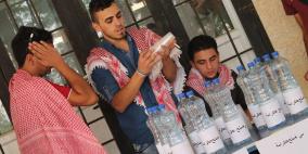 القطب الديمقراطي في الخليل يوزع الماء والملح تضامنا مع الأسرى المضربين