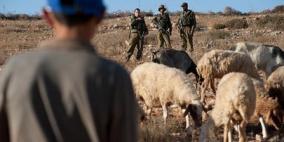 الاحتلال يعتقل فتيين ويمنع المزارعين من الوصول الى اراضيهم شرق يطا