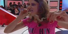 لبنانية اكلت رأس الأفعى على الهواء مباشرة