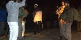 الخليل: قوات الاحتلال تعتقل مواطنين ومستوطنون يرشقون المركبات بالحجارة