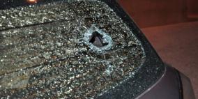 المستوطنون يعتدون على مركبات المواطنين شرق رام الله