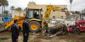 الشرطة تتلف 40 مركبة غير قانونية في الخليل