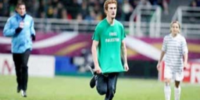 شاب يقتحم مباراة فرنسا وإسرائيل ويطالب بالحرية لفلسطين
