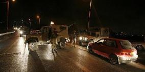 الاحتلال يعتقل مواطنا من بيت أمر ويصادر مركبته