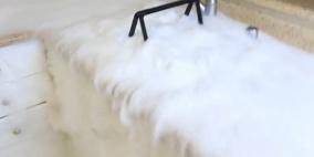 بالفيديو .. قطع جليد في ماء ساخن والنتيجة شلال من بخار