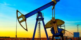 النفط يتراجع مع صعود الدولار والتحذيرات الروسية