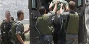 الاحتلال يعتقل مواطنا من بلدة بيت كاحل