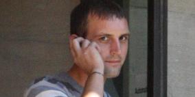 لص علق في نافذة يطلب مساعدة صاحب المنزل