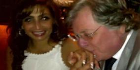 حسين فهمي يغضب إزاء مشاركات حول قبلة طبعها على يد زوجته الجديدة