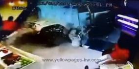 بالفيديو .. سيارة تقتحم محل عصير في الكويت وتصيب عاملا