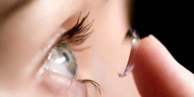 باحثون يطورن عدسات لاصقة بميزة الرؤية في الظلام