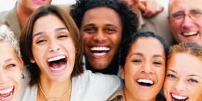 الضحك بسبب اجتماعي يحفز الدماغ ويفعّل التفكير والذاكرة