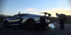 بالفيديو .. بريطاني يشوي ديكا روميا بنار "لامبورجيني"