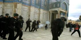 اشتباكات واصابات واعتقالات في الأقصى عقب اقتحام الاحتلال للمسجد