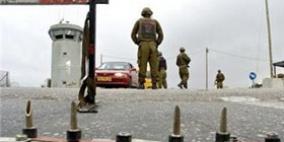 الاحتلال ينصب حاجزا عسكريا على مدخل الخليل الشمالي