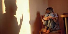 اتهامات لأمريكية بعد تقييد طفل وربط دجاجة نافقة حول رقبته