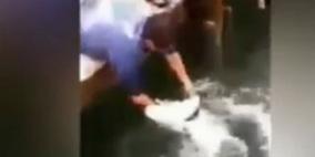 في لحظات أشبه بالمصارعة الحرة.. سمكة تصطاد رجلاً