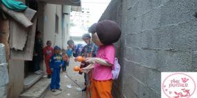 فرقة النمر الوردي تزور العائلات المستورة وتدخل الفرحة على أطفالها