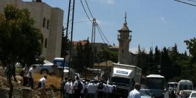 انطلق عشرات المستوطنون صباح اليوم في مسيرات استفزازية بأحياء فلسطينية مختلفة محتفلين بذكرى احتلال المدينة تحت مسمى "توحيد القدس". وترعى