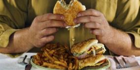 تناولك الطعام بسرعة يجعلك أكثر عرضة للسمنة