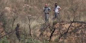 مستوطنون وجنود الاحتلال يجبرون مسنا على الخروج من أرضه