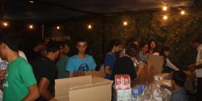 متطوعو حملة "أغيثوا غزة" يجهزون مئات من الطرود الغذائية