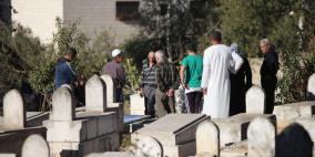 أهالي الشهداء والموتى في زيارة موتاهم في عيد الاضحى