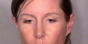 اطلاق سراح المرأة التي قذفت هيلاري كلينتون بحذاء