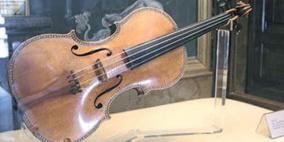 مجهول يعرض 100 ألف دولار لاستعادة كمان مسروق