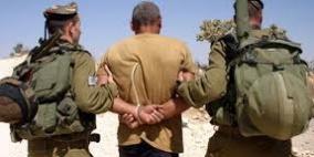 الاحتلال يعتقل شابين وفتى من بلدة بيت أمر بالخليل