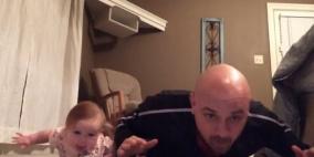 بالفيديو .. طفلة في أشهرها الأولى تشجع والدها على الرياضة