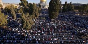 آلاف الفلسطينيين يزحفون نحو الأقصى لأداء الجمعة الأخيرة برمضان