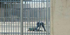 الاحتلال يصيب فتاة بالرصاص على حاجز قلنديا