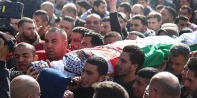 مئات يشعيون جثمان الشهيد الجابي في نابلس