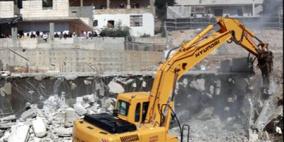 مواطن يهدم منزله بيده جنوب القدس