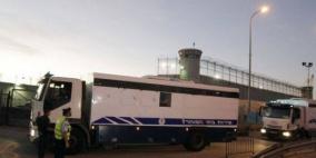 إدارة سجون الاحتلال تُعيق علاج الأسرى باستمرار نقلهم بعربة "البوسطة"