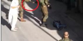 مقطع فيديو يظهر وضع جنود الاحتلال سكين بجانب الشهيد قواسمي !