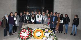 وفد من المنتدى الشبابي يزور ضريح الرئيس ياسر عرفات و يشعل الشموع في ذكرى رحيله