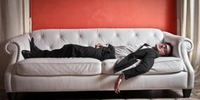 هل يمكنك التحايل على جسمك والنوم أقل؟