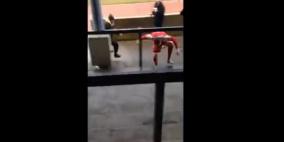 بالفيديو .. لاعب كرة قدم يغادر الملعب ليضرب مشجع ناديه