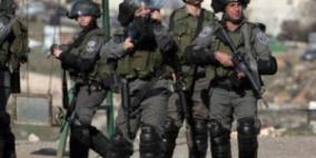 الاحتلال يداهم نابلس ويفتش منازل ويستدعي 4 مواطنين